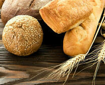 Свежий хлеб и колоски пшеницы