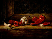 Перец и чеснок на подоконнике