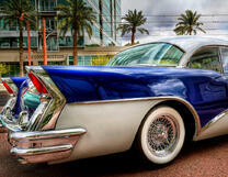 Блестящий ретро автомобиль в южном городе
