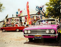 Автомобили у домика на Кубе