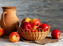 Глиняный кувшин и яблоки