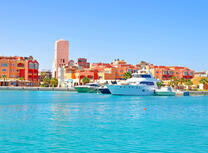 Катера на фоне солнечного города