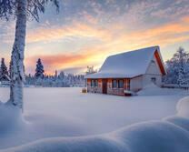 Домик на заснеженной опушке леса