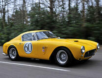 Желтый спорткар на лесной дороге