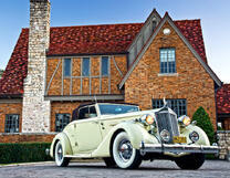 Белая машина у каменного дома