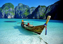 Лодка на прозрачных морских водах