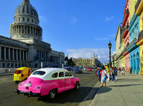Яркие машины на тёплых улицах Кубы