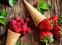 Рожок с клубникой и малиной