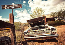 Разобранный автомобиль под солнцем