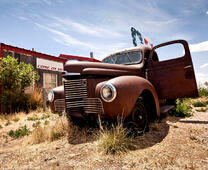 Старая машина у домика в пустыне