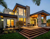 Красивый дом с панорамными окнами