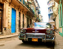 Старая машина на солнечной улочке