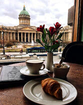 Цветы, круассан и кофе