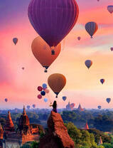 Парад воздушных шаров и девушка на скале