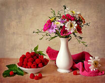 Малина и букет из ромашек и гербер