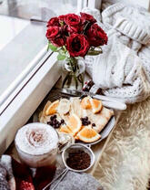 Фрукты, розы и кофе