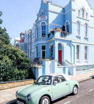 Маленькая машина в светлом городе