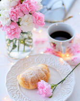 Кофе, цветы и круассан