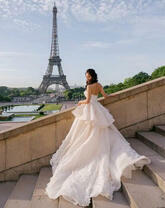 Девушка в белом платье на фоне Эйфелевой башни