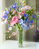 Узкая ваза с нежным букетом летних цветов