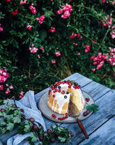 Кекс с ягодами на уличном столике
