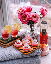 Букет роз и пироженое на столе