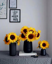 Три вазы с букетами подсолнухов