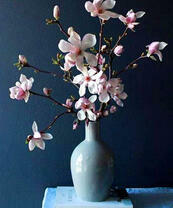 Букет в вазе с узким горлышком