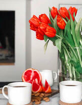 Грейпфрут, чай и букет тюльпанов