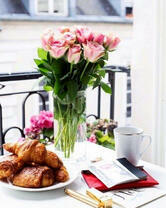 Свежие круассаны и букет роз