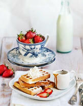 Клубника и вафли со сливками