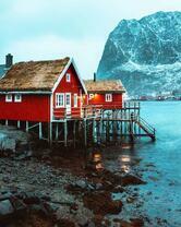 Красный домик у моря и гор