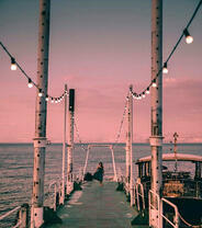 Девушка в синем платье на морском причале