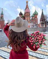 Девушка с букетом тюльпанов в Москве