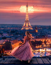 Девушка в платье на крыше ночного Парижа