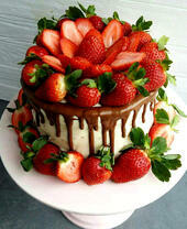 Клубничный торт с шоколадом