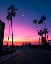 Южный город у моря под молодой луной