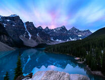 Холодное озеро в горах у леса