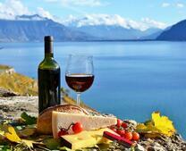 Вино, сыр и помидоры на фоне моря