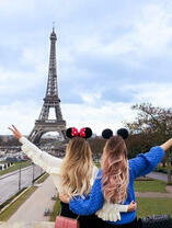 Девушки с ушками на фоне Эйфелевой башни