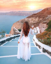 Девушка спускается по горной лестнице