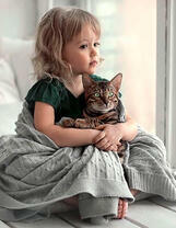 Девочка с котом под пледом