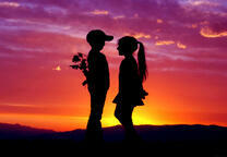 Мальчик и девочка в лучах заходящего солнца