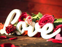 Надпись Love и розы