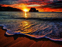 Восходящее над морем солнце