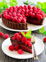 Шоколадный пирог с малиной