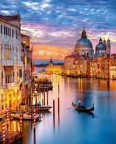 Отражение вечерних огней Венеции в канале