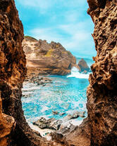 Скалы в морской бухте