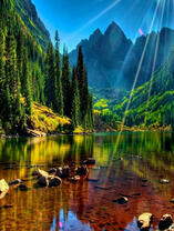 Горное озеро в лучах солнца