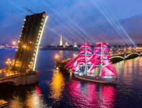 Корабль с красными парусами проходит разводной мост